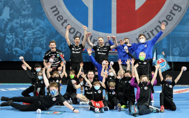 Feuchter Handball E-Jugend als Einlauf-Kids beim HCE-Erlangen