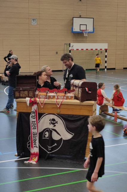 Feuchter Handball „Minis" wagten sich in die „Piratenhöhle" des TV Altdorf