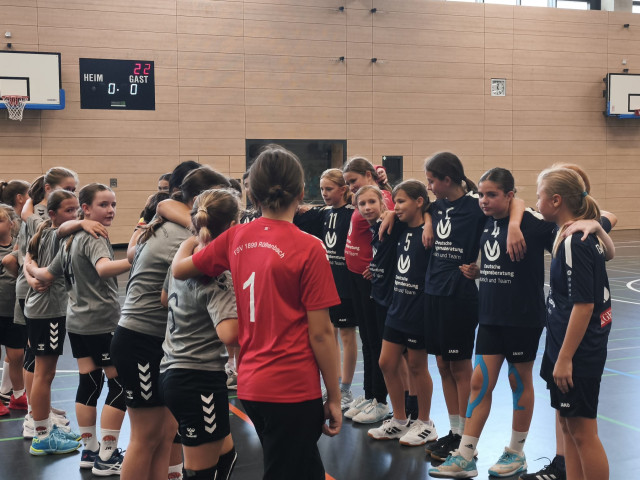 Handball TSV 1904 Feucht: Saisonauftakt der weiblichen D-Jugend! Klarer Sieg und spannendes Remis – neue Trikots bringen Extra-Power aus der Unterstützung von Vermögensberatung Florentina Kaimich