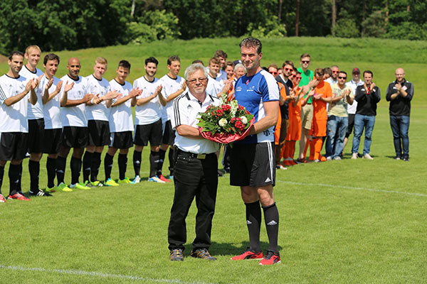 Blumen für den Baron. Nach acht Jahren verlässt Markus von Aufseß den TSV Feucht und wurde deshalb beim letzten Heimspiel am Sonntag von Abteilungsleiter Gerhard Kollbrand gebührend verabschiedet.