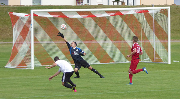 Starke Parade des Gästetorhüters