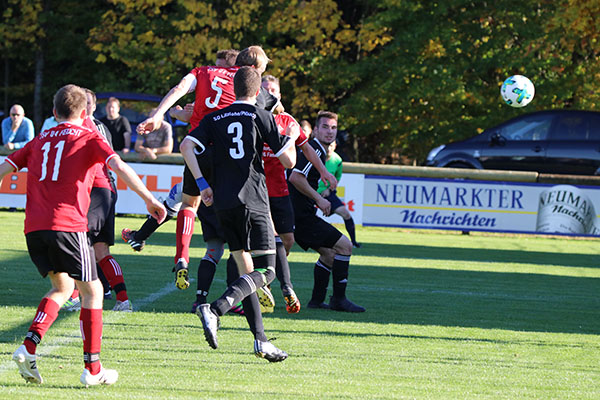 Matthias Meinhardt mit dem Kopfball zum 1:1 Ausgleich