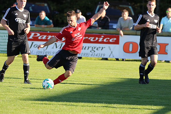 Perfekte Schusshaltung: Feuchts &quot;Man of the Match&quot; Astrit Veliqi trifft zum 2:1.