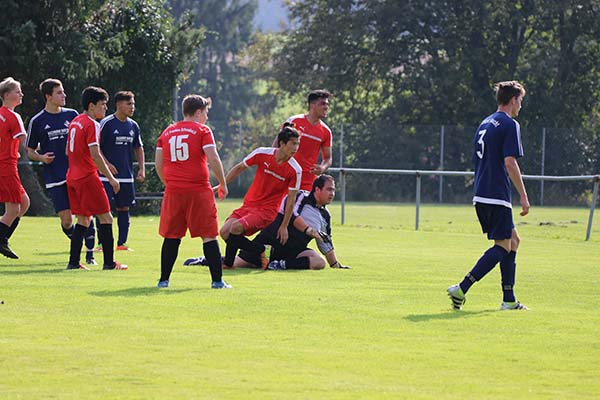 Zur Freude der Feuchter der Ball auf dem Weg zum 2:0 ins Tor.