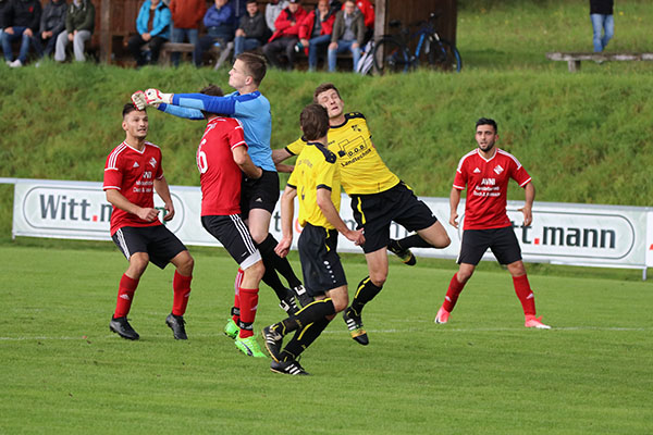 Nach der rustikalen Abwehr des Torhüters ging Sebastian Löhr benommen zu Boden, konnte aber nach einer kurzen Behandlungspause weiterspielen