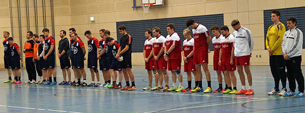 Die Mannschaften des TSV 04 Feucht und der SG DJK Erlangen/Baiersdorf gedachten vor dem Spiel in einer Schweigeminute den Opfern der Terroranschläge beim Fußballländerspiel in Paris.