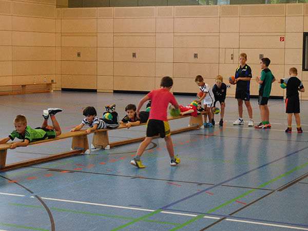 Langbankziehen mit eingeklemmten Ball