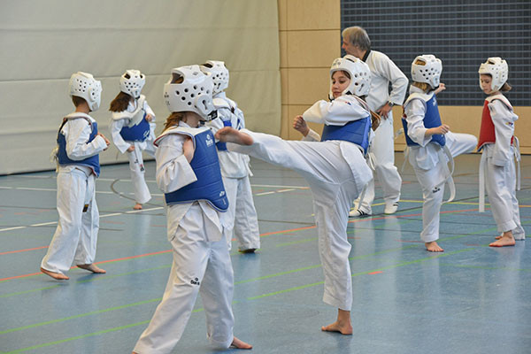 Klein aber fein – sehr gute Gürtelprüfung beim Taekwondo