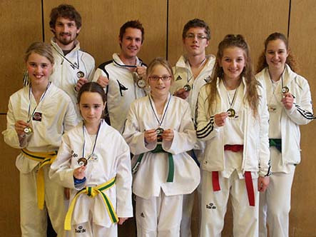 8 Medaillen für die Taekwondo-Wettkämpfer des TSV 04 Feucht  beim Bayernpokal Zweikampf 2014