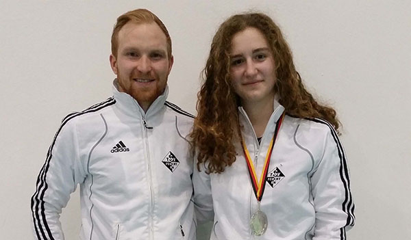 Die stolze Silbermedailllengewinnerin Lara Bahsi mit ihrem Coach Florian Schaller.