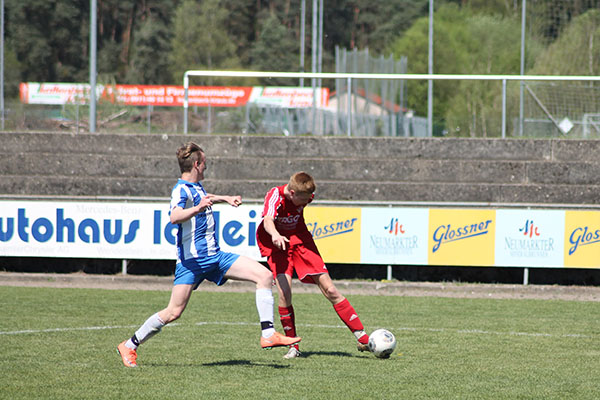 Unhaltbar schlägt der Ball zum 3:0 unter der Latte ein.