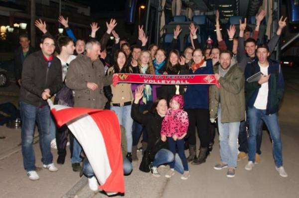 Feierfreudiger Anhang: Zahlreiche Fans waren mit nach Iphofen gereist und wurden dann für ihren Mühen mit dem Aufstieg und einer langen Partynacht belohnt.